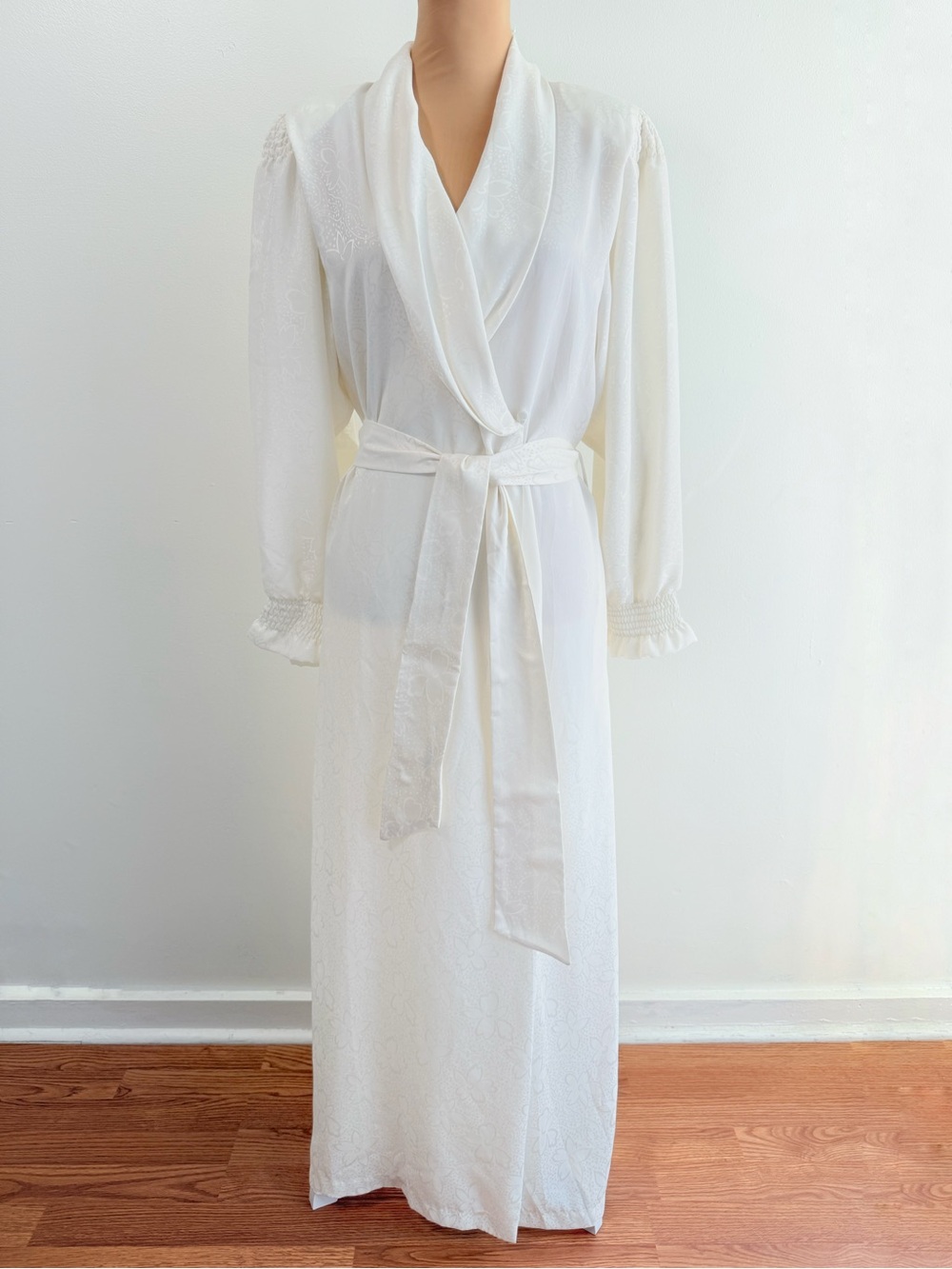 VINTAGE VALENTINO WHITE FLORAL PRINT LONG SLEEVE FLOOR LENGTH ROBE